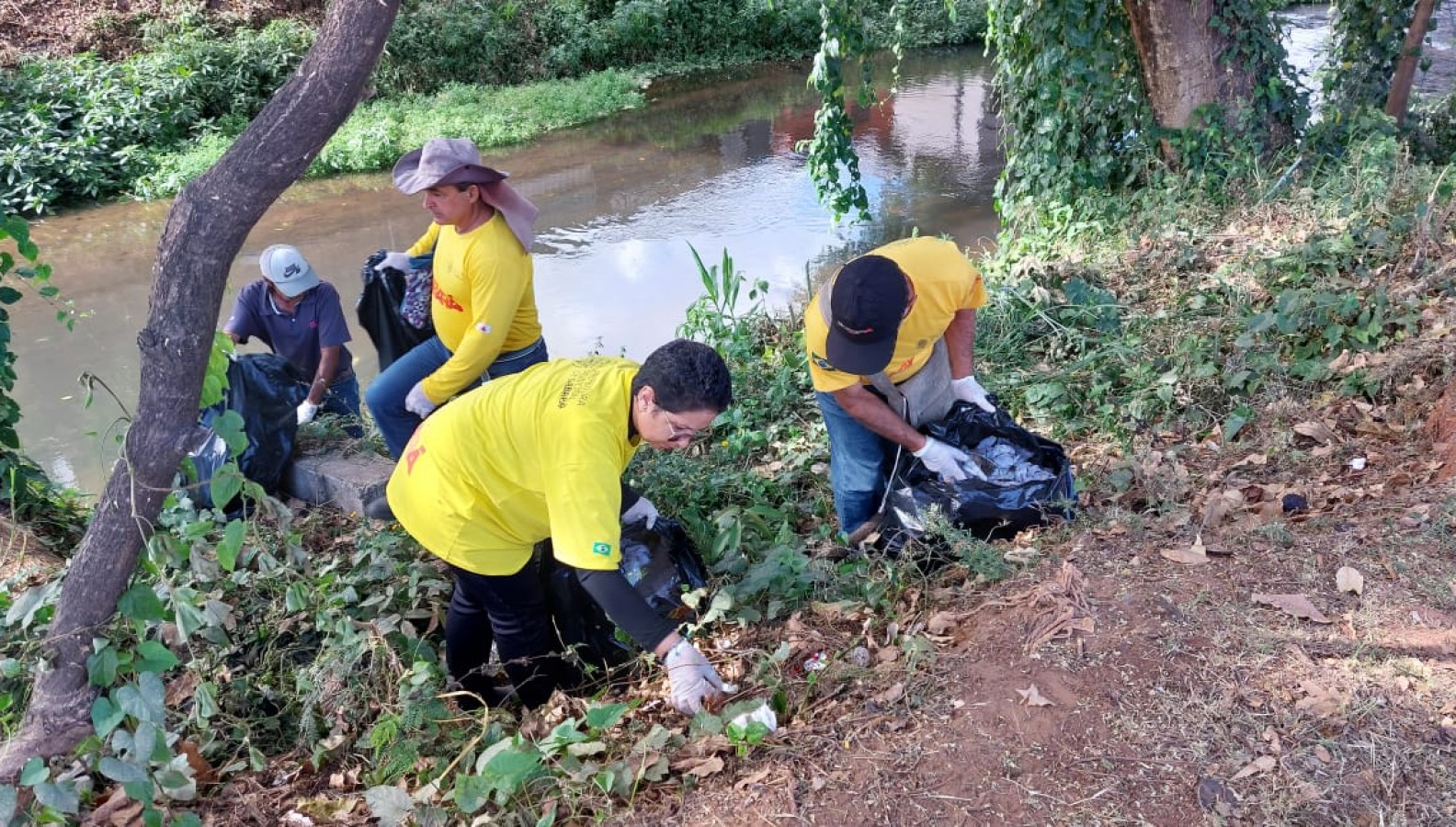 CONSCIENTIZAÇÃO PREFEITURA REALIZA MUTIRÃO DE LIMPEZA DAS MARGENS DO