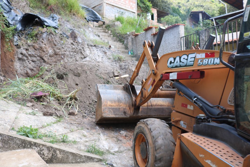 OBRAS: CONSTRUÇÃO DE MURO DE CONTENÇÃO NA RUA JOÃO GAÚCHO