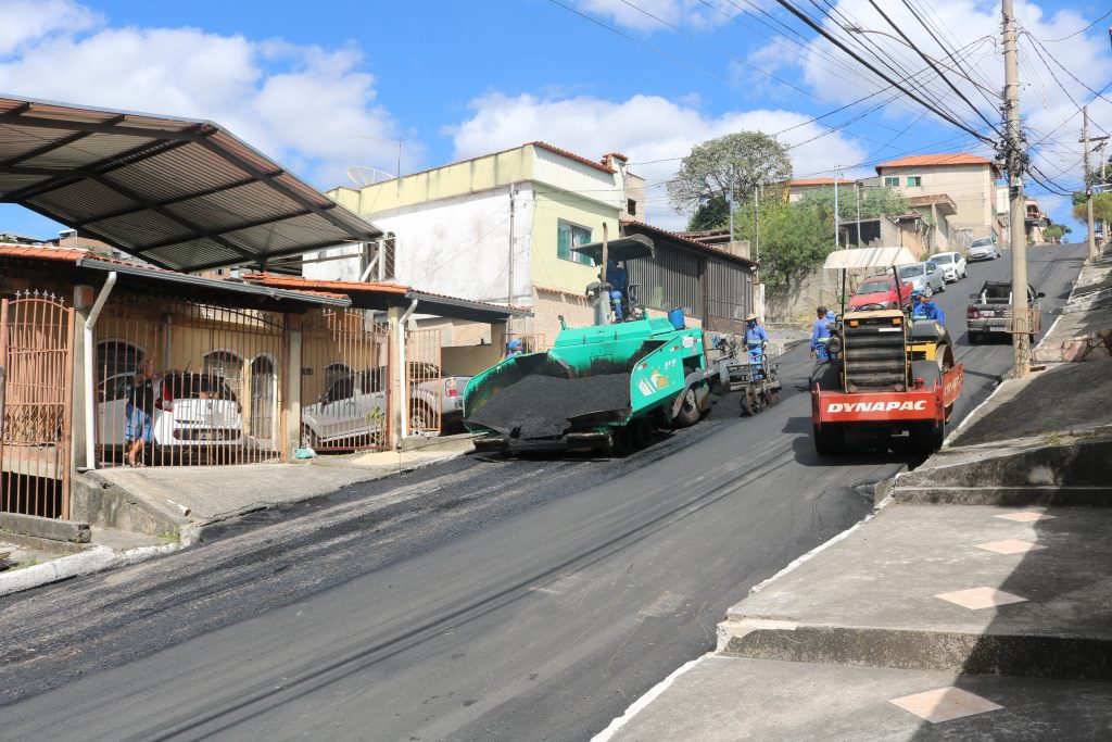 “SABARÁ MAIS VIVA”: PREFEITURA REALIZA RECAPEAMENTO ASFÁLTICO EM VÁRIAS RUAS DA REGIONAL ANA LÚCIA