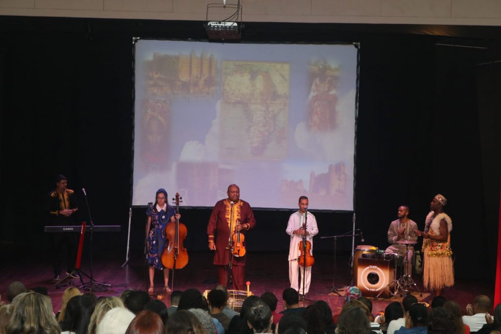 MUSICALIDADE, CULTURA E INTERAÇÃO:  PROFISSIONAIS DA EDUCAÇÃO PARTICIPAM DE PALESTRA SOBRE CULTURA AFRICANA