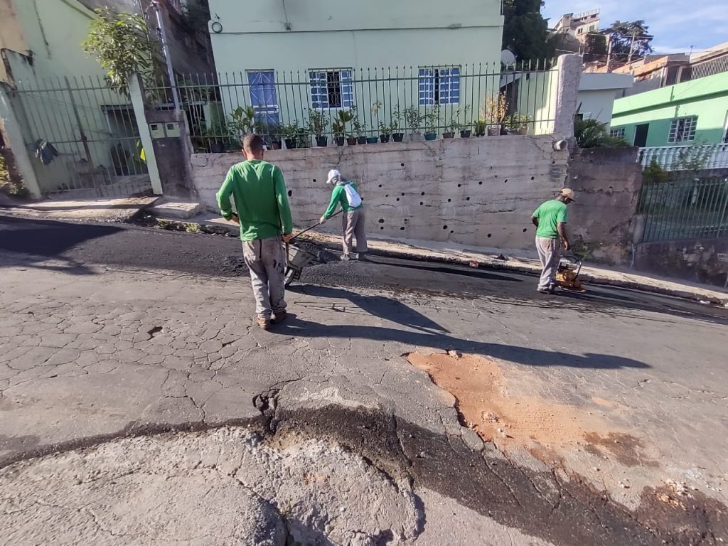 OBRAS: PREFEITURA DE SABARÁ REALIZA MUTIRÃO DE “TAPA-BURACOS” NA REGIÃO DE GENERAL CARNEIRO