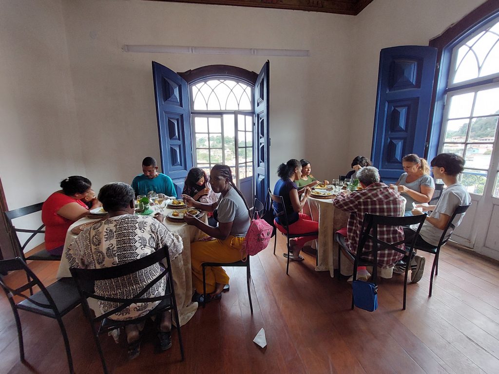 COZINHA SOLIDÁRIA: ASSISTIDOS PELOS CRAS DE SABARÁ PARTICIPAM DE ALMOÇO ESPECIAL