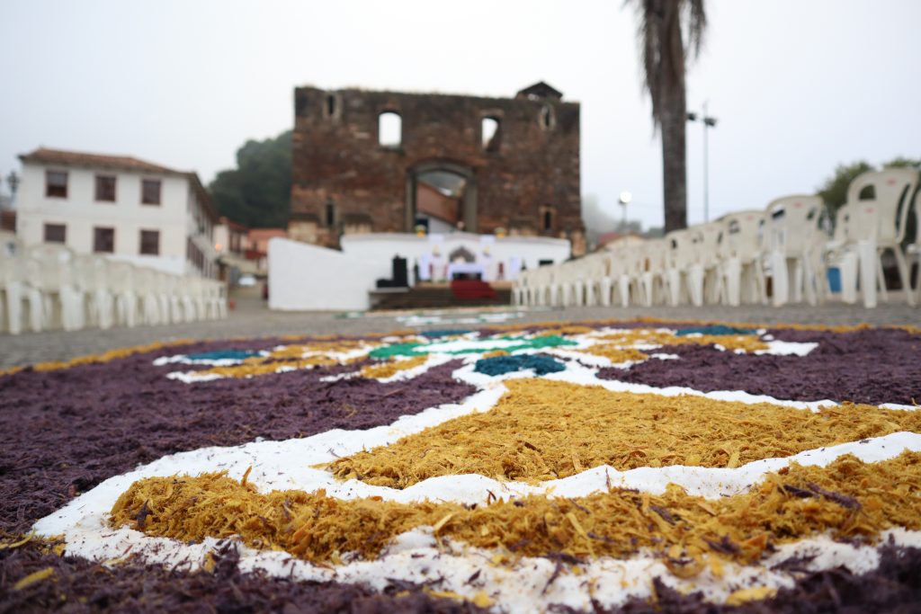 CORPUS CHRISTI: PARTICIPE DA CAMPANHA “MÃOS DE FÉ” E AJUDE A CONFECCIONAR OS TAPETES DE RUA EM SABARÁ