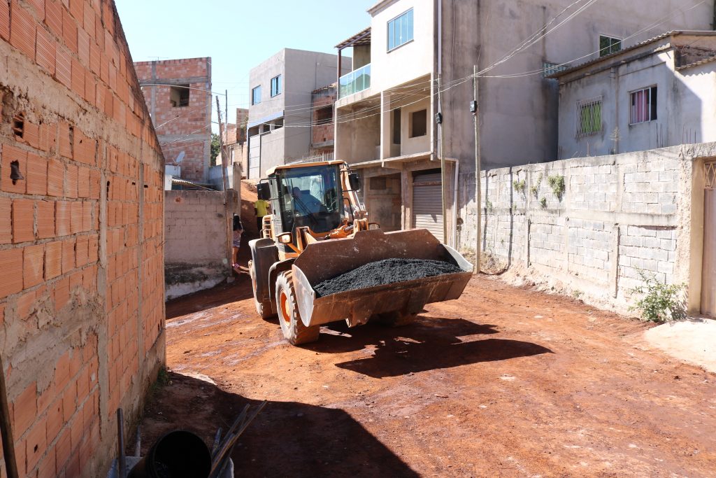 SABARÁ MAIS VIVA: RUA SÍRIUS RECEBE ASFALTAMENTO NOVO E OBRAS DE MELHORIA NA INFRAESTRUTURA