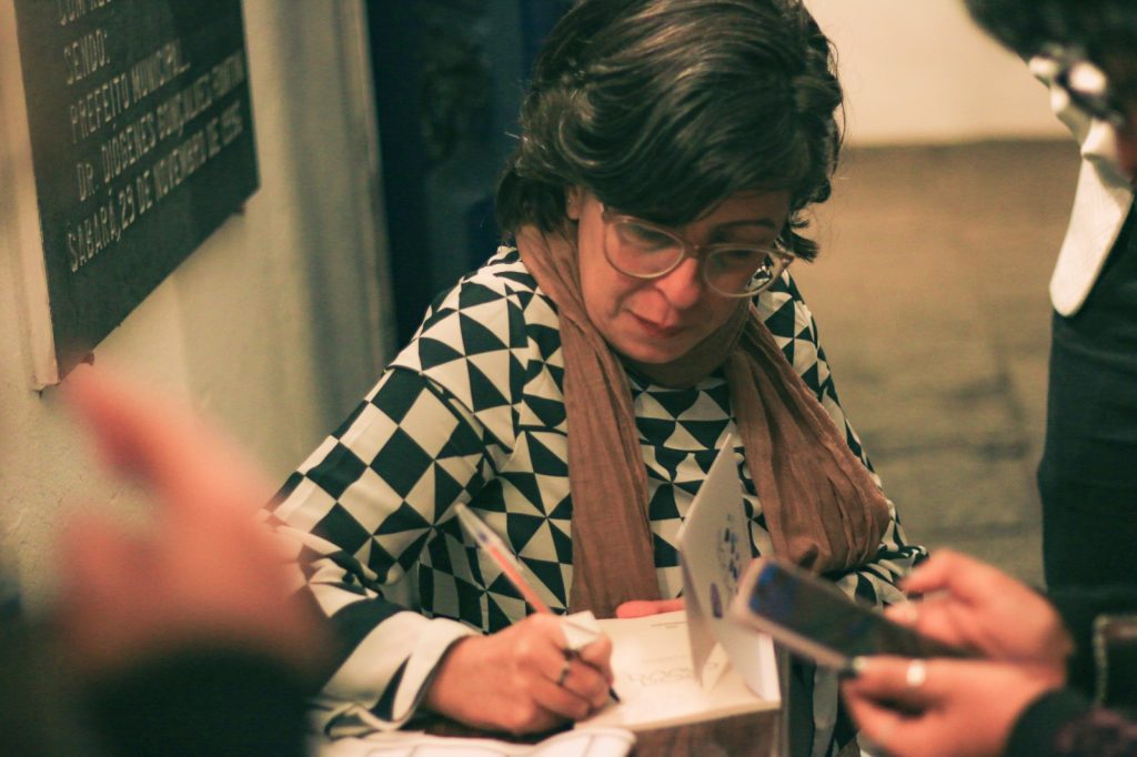 CULTURA: ANA PEDROSA LANÇOU O LIVRO 