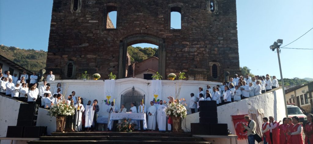 TRADIÇÃO: FIÉIS PARTICIPAM DAS CELEBRAÇÕES DE CORPUS CHRISTI, EM SABARÁ