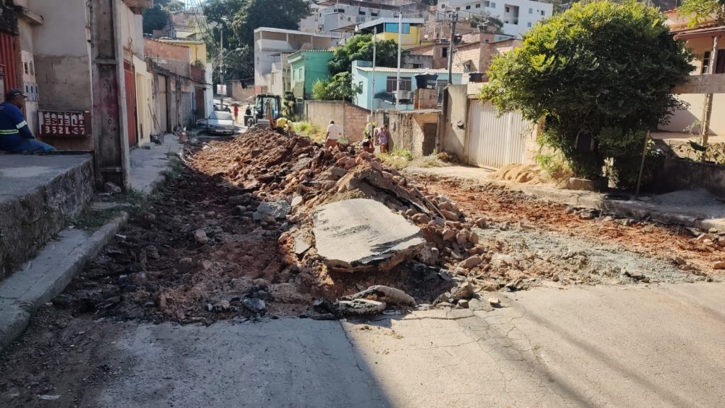 REGIONAL GENERAL CARNEIRO: PREFEITURA DE SABARÁ REALIZA OBRAS DE ASFALTAMENTO NA RUA AZULÃO