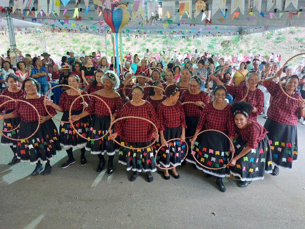 SOCIAL: ARRAIÁ DA MIOIDADE ALEGRA A TARDE DE IDOSOS DE SABARÁ