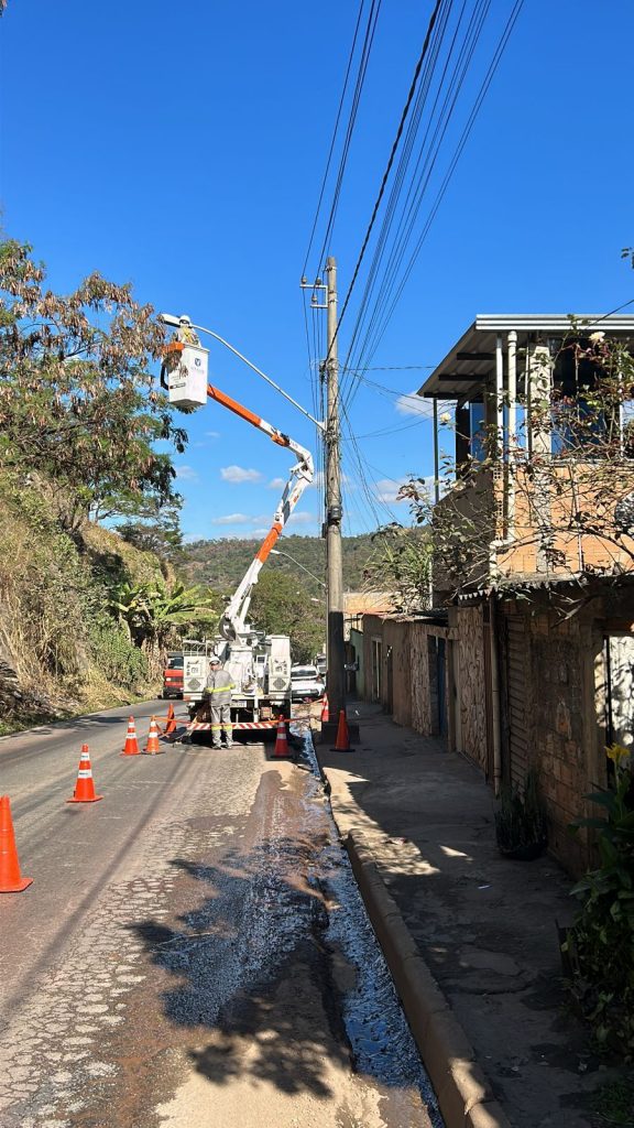 ILUMINAÇÃO PÚBLICA: INICIADO SERVIÇO DE TROCA DE LÂMPADAS COMUNS POR LED NA REGIÃO DA BARRAGINHA