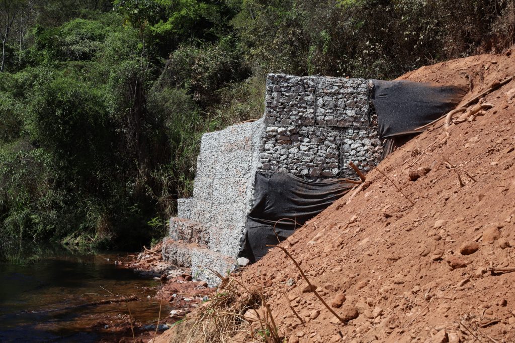 OBRAS: CONSTRUÇÃO DE MURO DE CONTENÇÃO NO BAIRRO POMPÉU SEGUE AVANÇANDO