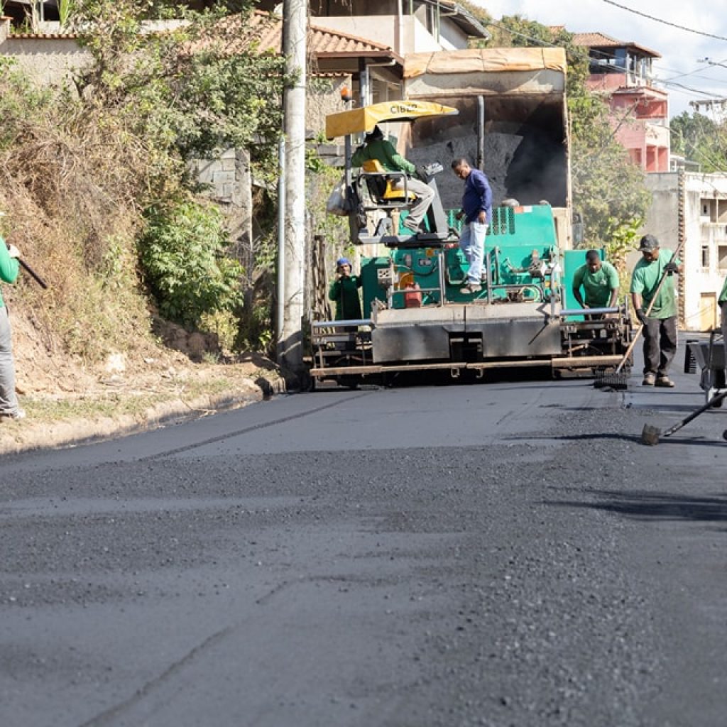 MOBILIDADE: PREFEITURA INICIA A OBRA DE PAVIMENTAÇÃO ASFÁLTICA DAS RUAS ANTÔNIO AVENDANHA E JOSÉ RIBEIRO DO CARMO, NO BAIRRO ARRAIAL VELHO