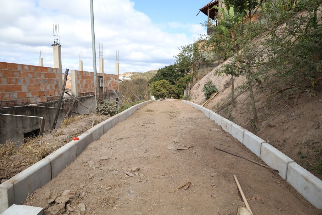 MOBILIDADE: OBRA DE CALÇAMENTO DA RUA TOMÁZ GONZAGA É INICIADA