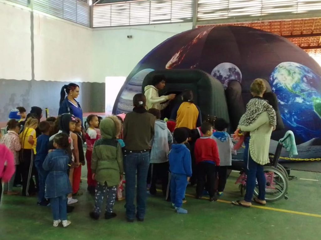 EDUCAÇÃO: ESCOLA MUNICIPAL MARIA COSTA PINTO PROMOVE O PROJETO PLANETÁRIO