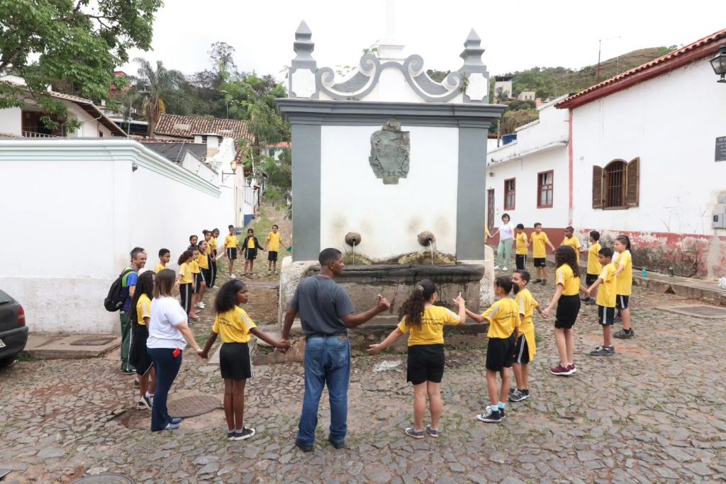 ABRACE SABARÁ: ALUNOS DA REDE MUNICIPAL PARTICIPAM DE ABRAÇO SIMBÓLICO NO CHAFARIZ DO KAQUENDE
