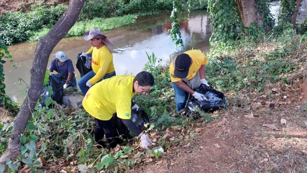 CONSCIENTIZAÇÃO: PREFEITURA REALIZA MUTIRÃO DE LIMPEZA DAS MARGENS DO RIO SABARÁ
