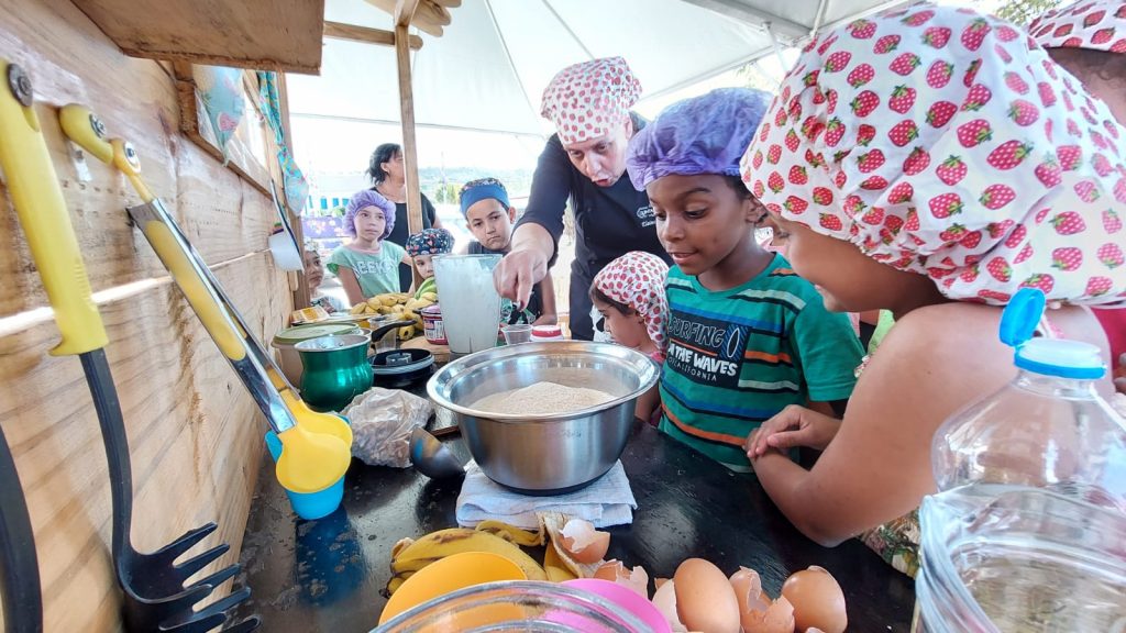 MÃO NA MASSA: COZINHA KIDS COM BOLO E SORVETE DE BANANA E NOZES