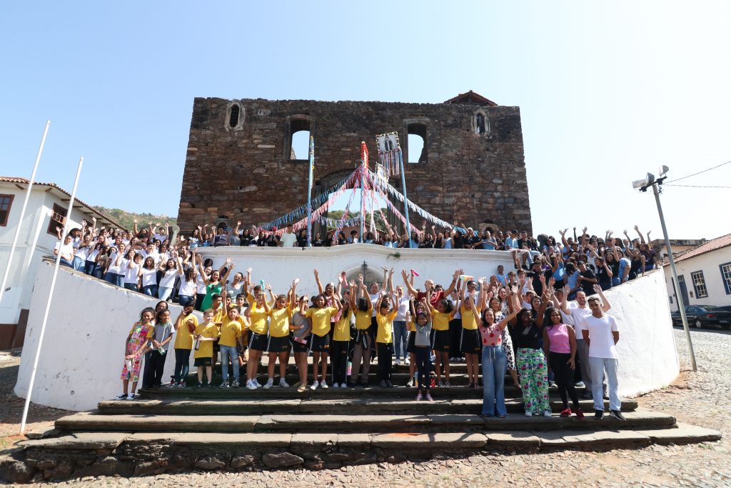 ABRACE SABARÁ: ALUNOS DAS ESCOLAS DE SABARÁ PARTICIPAM DE ABRAÇO SIMBÓLICO EM TORNO DA IGREJA DE NOSSA SENHORA DO ROSÁRIO