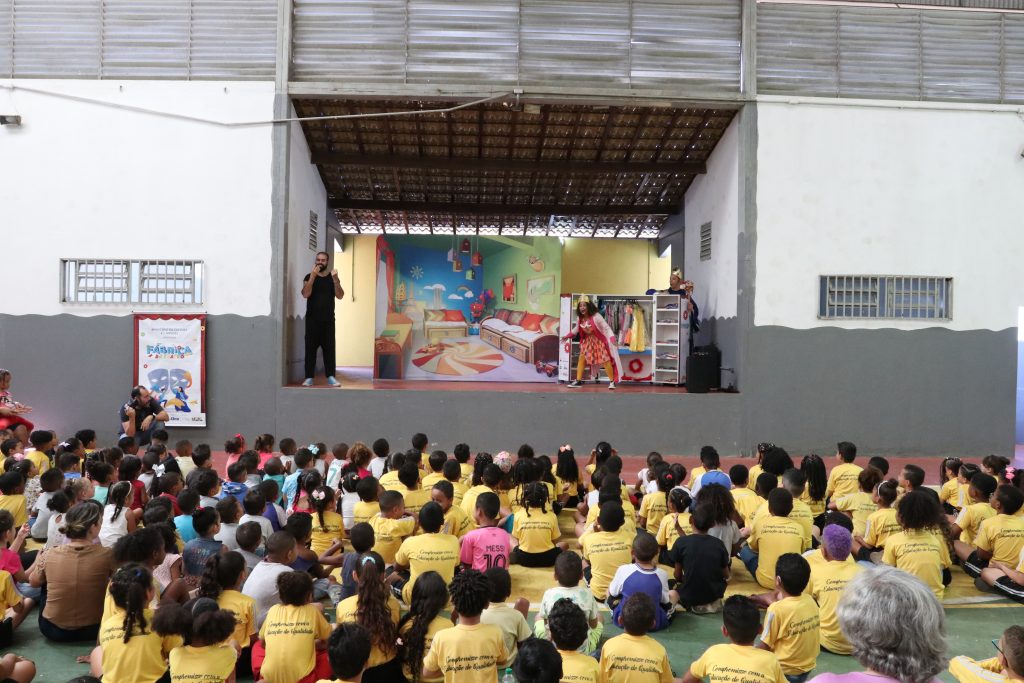 CULTURA: PROJETO “FÁBRICA DE TEATRO” CHEGA A SABARÁ E DIVERTE ALUNOS DA REDE MUNICIPAL