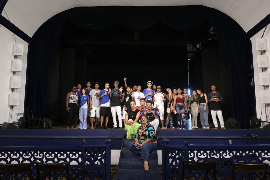 ABRACE SABARÁ: ALUNOS DA ESCOLA ESTADUAL ELÍSIO CARVALHO DE BRITO PARTICIPAM DE TOUR PELO PATRIMÔNIO NOS BAIRROS CENTRO E POMPÉU