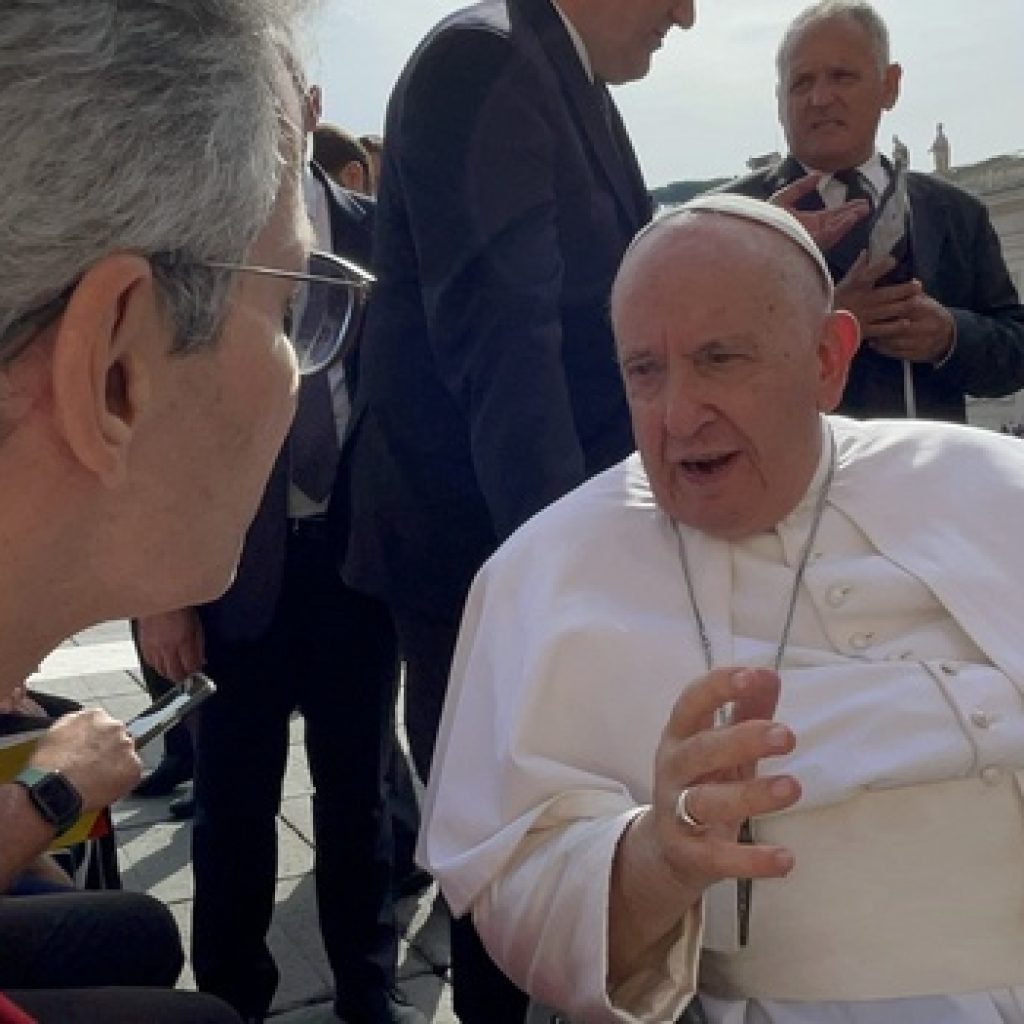 TRADIÇÃO: PAPA FRANCISCO É PRESENTEADO COM CONJUNTO DE PALMAS BARROCAS DE SABARÁ