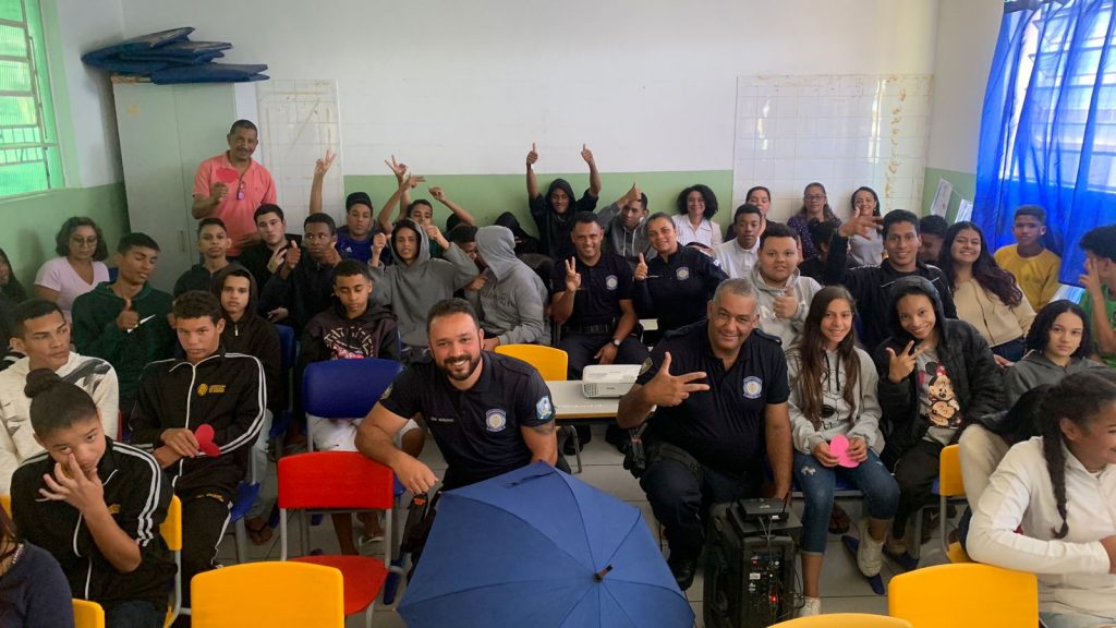 GUARDA-CHUVA AZUL: PROJETO GUARDA-CHUVA AZUL É REALIZADO NA ESCOLA MUNICIPAL EDITH DE ASSIS COSTA