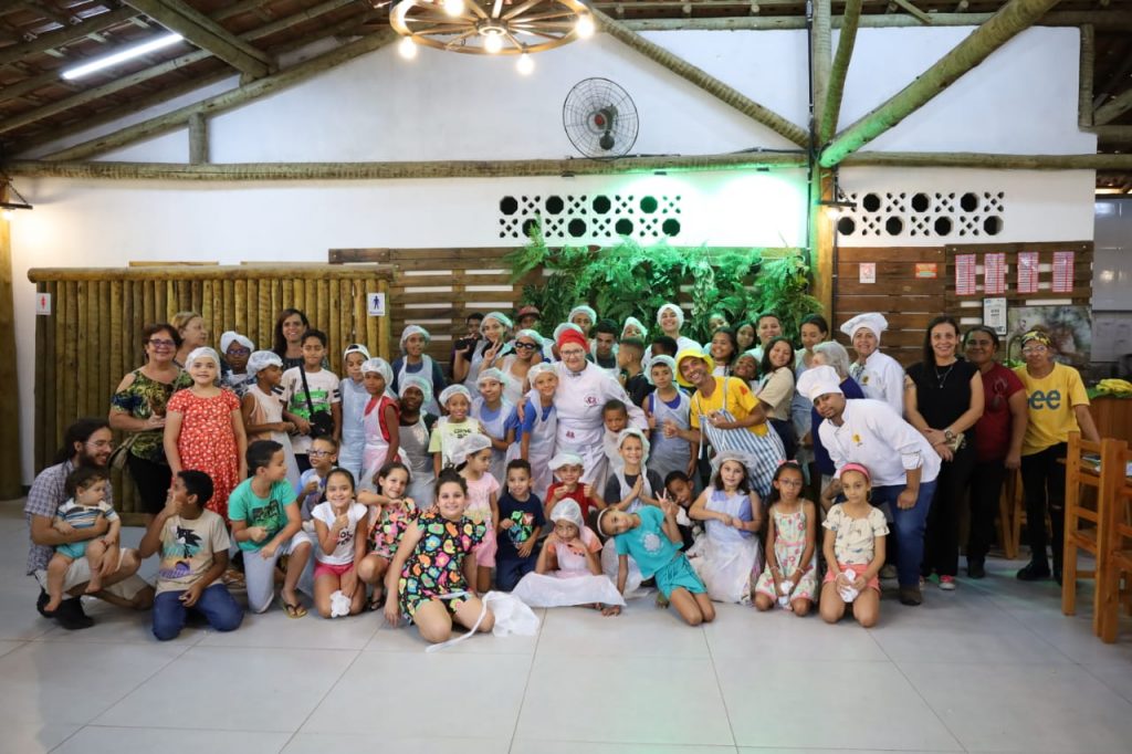 14º FESTIVAL DA BANANA: CRIANÇAS ASSISTIDAS PELA ASSOCIAÇÃO SÁ CHICA PARTICIPAM DA COZINHA SOLIDÁRIA
