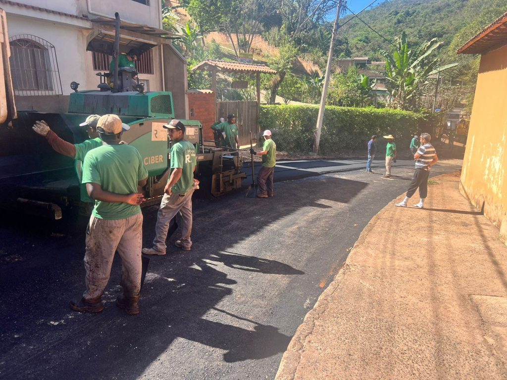OBRAS: PAVIMENTAÇÃO ASFÁLTICA DAS RUAS ANTÔNIO AVENDANHA E JOSÉ RIBEIRO DO CARMO, NO BAIRRO ARRAIAL VELHO, SEGUE AVANÇANDO