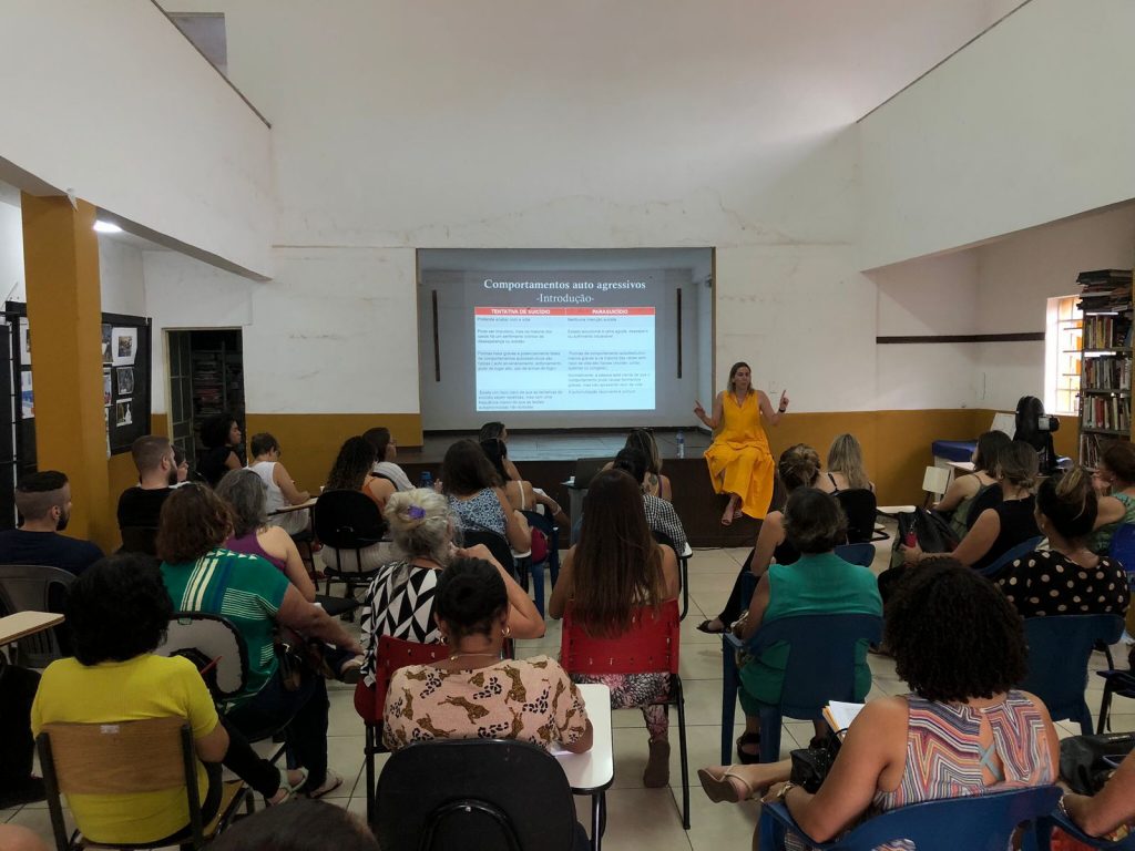 SETEMBRO AMARELO: PROFESSORES DA REDE MUNICIPAL DE ENSINO PARTICIPAM DE CAPACITAÇÃO SOBRE DEPRESSÃO NA INFÂNCIA E NA ADOLESCÊNCIA