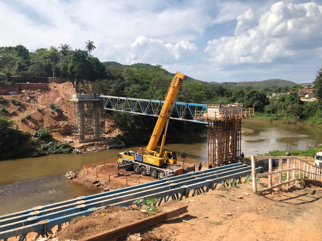 MOBILIDADE URBANA: TRELIÇAS SÃO INSTALADAS NA OBRA DE CONSTRUÇÃO DA PONTE SOBRE O RIO DAS VELHAS