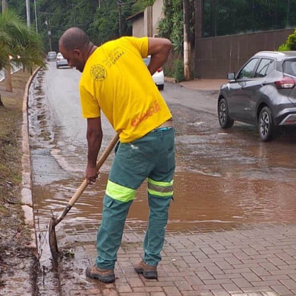 MANUTENÇÃO: PREFEITURA DE SABARÁ REALIZA LIMPEZA DE BUEIROS NAS REGIONAIS FÁTIMA E CENTRO