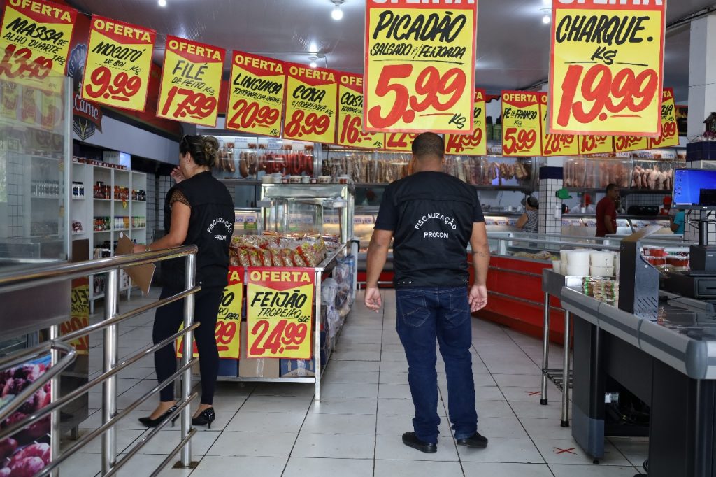 PROCON: ÓRGÃO MUNICIPAL FISCALIZA ESTABELECIMENTOS SOBRE VENDAS ILEGAIS