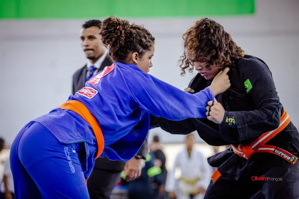 ESPORTES: ADOLESCENTE DE SABARÁ COLECIONA MEDALHAS E CONQUISTAS NO JIU-JITSU