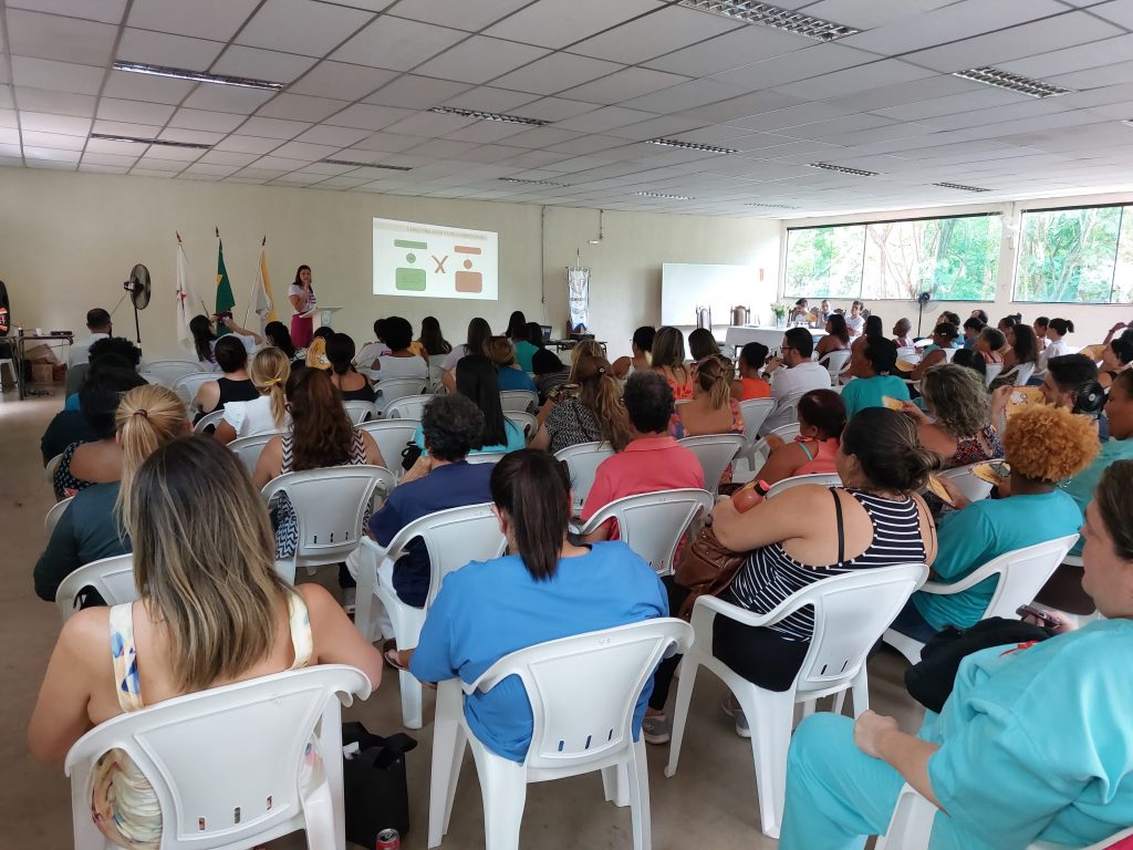CAPACITAÇÃO: SERVIDORES DA SAÚDE PARTICIPAM DE SEMINÁRIO E CELEBRAM O DIA MUNDIAL DE COMBATE À AIDS