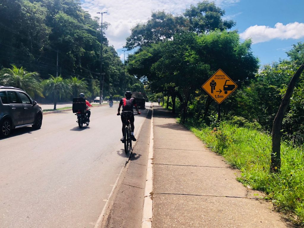 SEGURANÇA: PREFEITURA DE SABARÁ INSTALA PLACAS DE ADVERTÊNCIA SOBRE CIRCULAÇÃO DE BICICLETAS