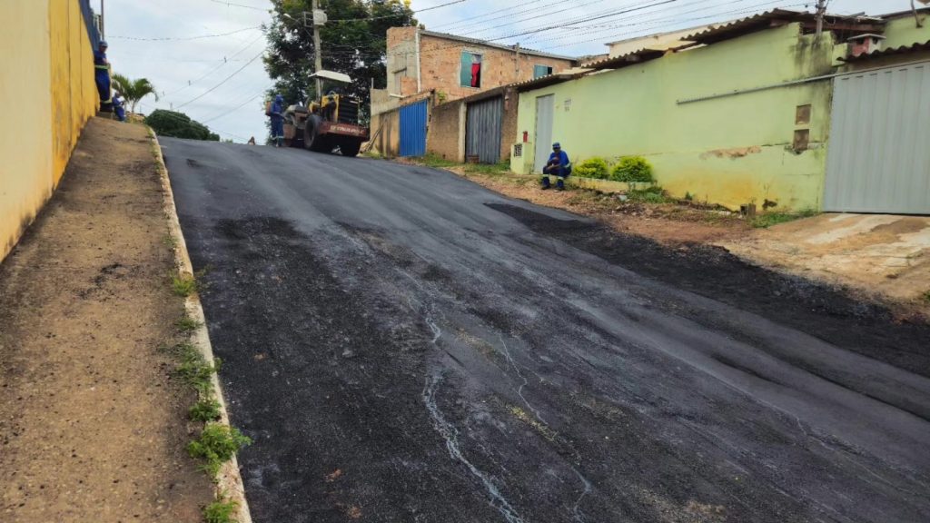 MOBILIDADE: RUA CLÁUDIO, NO BAIRRO NOSSA SENHORA DE FÁTIMA, RECEBE OBRA DE ASFALTAMENTO