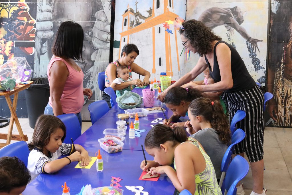 CARNAVAL 2024: CRIANÇAS DA CIDADE PARTICIPAM DE OFICINA DE CONFEÇÃO DE MÁSCARAS CARNAVALESCAS