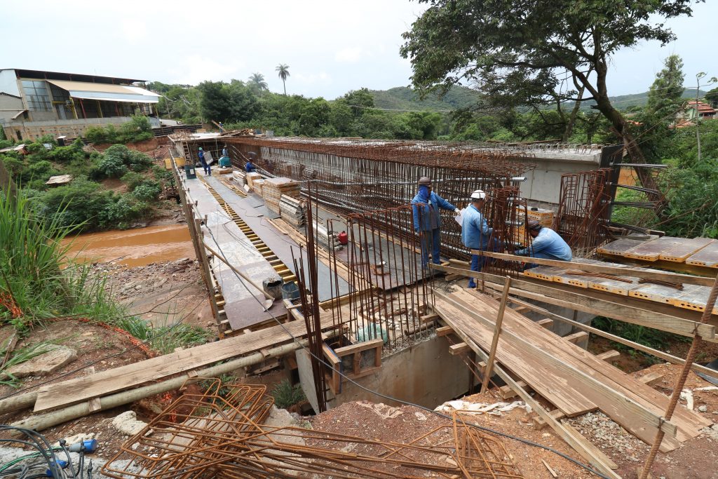 MOBILIDADE: PONTE DO BAIRRO ARRAIAL VELHO ALCANÇA 65% DE CONCLUSÃO