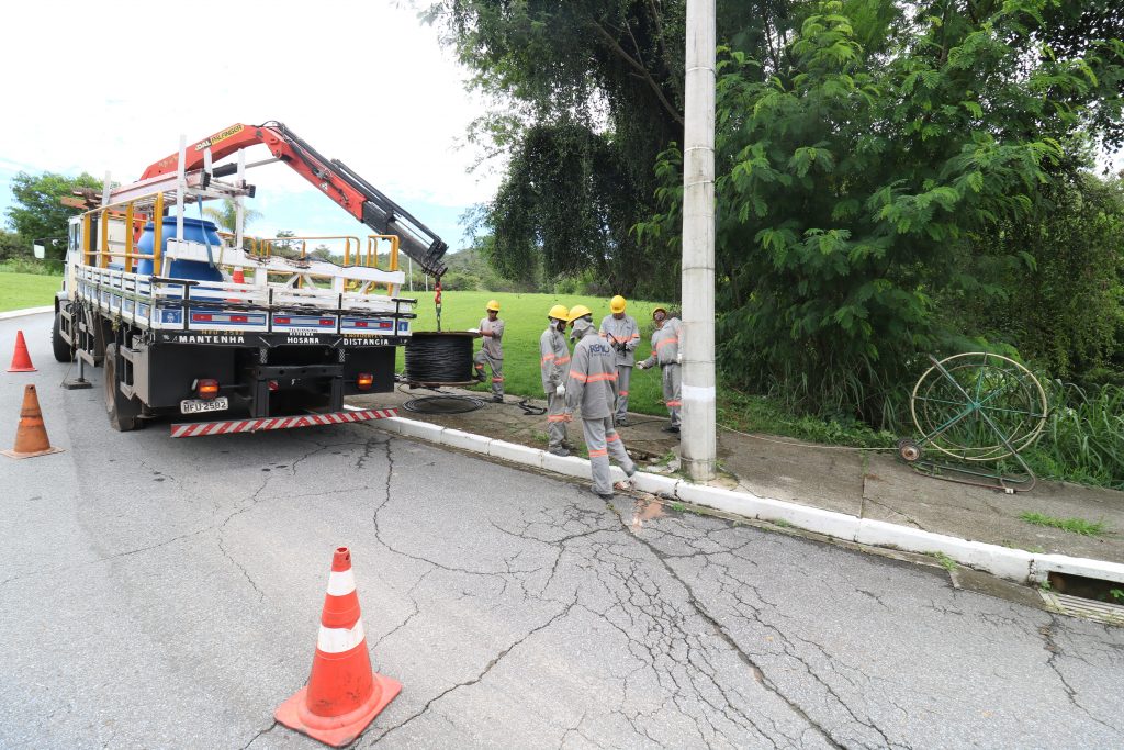 ILUMINAÇÃO: CABOS DE ENERGIA ELÉTRICA ESTÃO SENDO REPOSTOS NA RODOVIA MGC 262, EM SABARÁ