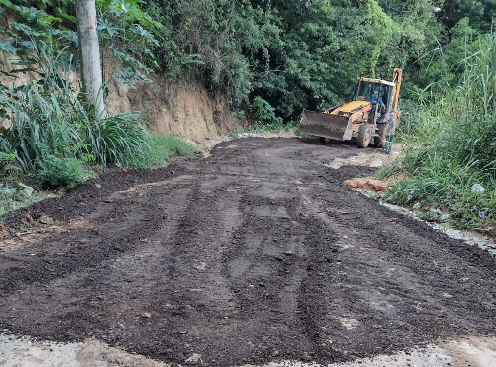 REGIONAL BORGES: PREFEITURA DE SABARÁ REALIZA SERVIÇO DE NIVELAMENTO NA RUA ALAMEDA DAS FLORES, NO JARDIM DOS BORGES