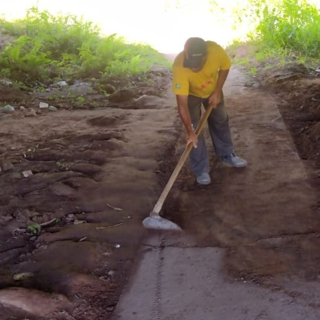 MANUTENÇÃO: PREFEITURA DE SABARÁ REALIZA LIMPEZA DA PASSAGEM DE PEDESTRES NO BAIRRO BORGES