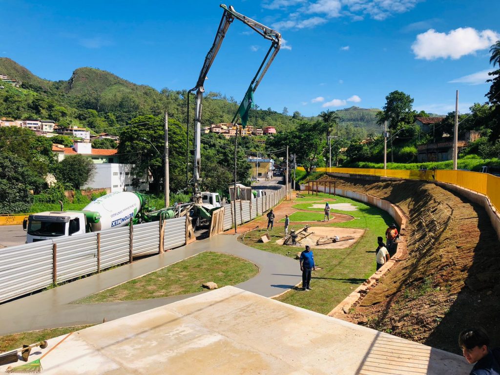 MEIO-AMBIENTE: SERVIÇOS DE LIMPEZA E CONCRETAGEM SÃO REALIZADOS NA OBRA DA NOVA PRAÇA DO SIDERÚRGICA