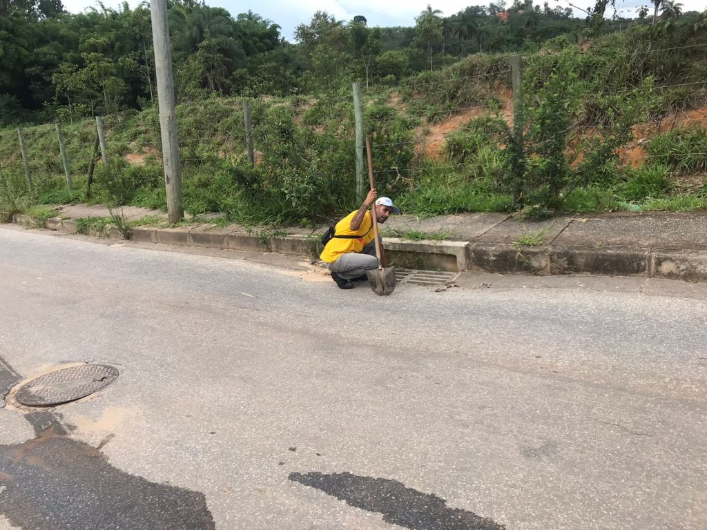 MANUTENÇÃO: AÇÕES DE LIMPEZA SÃO REALIZADAS EM DIVERSOS PONTOS DA CIDADE