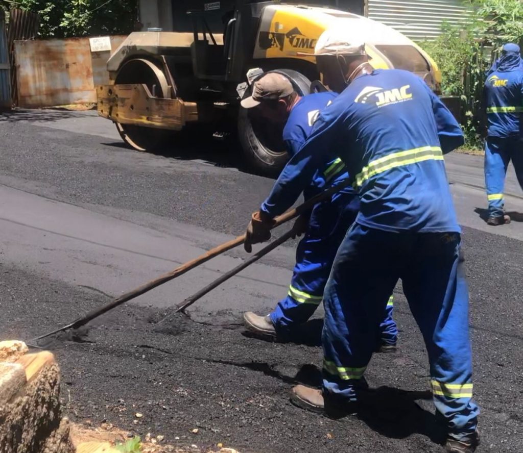 OBRAS: RUA ÁGUA FÉRREA, NO BAIRRO ÁGUA FÉRREA, ESTÁ SENDO ASFALTADA