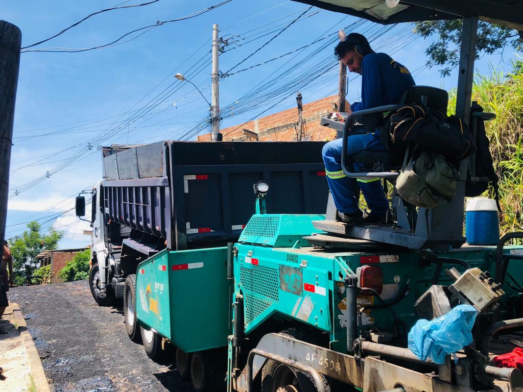 MOBILIDADE: RUA TRÊS CORAÇÕES, NO BAIRRO NOSSA SENHORA DE FÁTIMA, CONTA COM OBRA DE ASFALTAMENTO