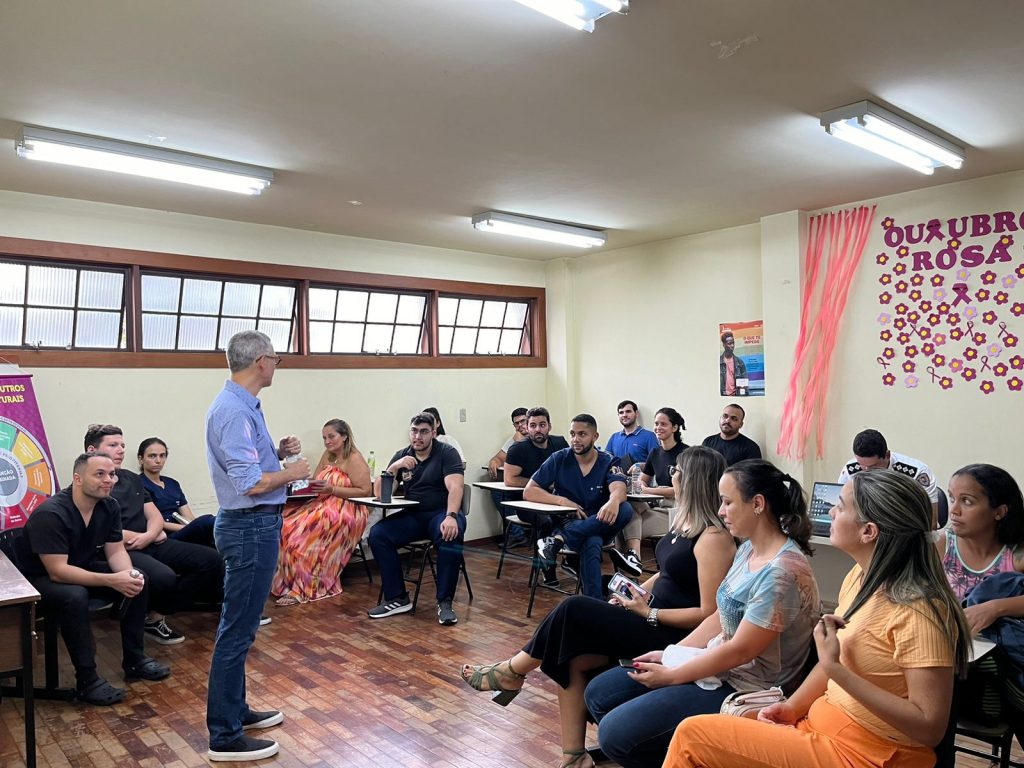 COMBATE À DENGUE: PROFISSIONAIS DA SAÚDE, QUE IRÃO ATUAR NA UNIDADE DE REPOSIÇÃO VOLÊMICA, PARTICIPAM DE CAPACITAÇÃO