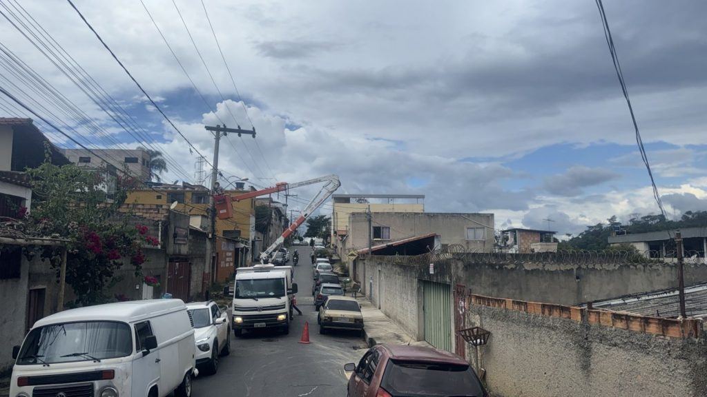 ILUMINAÇÃO PÚBLICA: PREFEITURA SEGUE EXECUTANDO SERVIÇO DE TROCA DE LÂMPADAS CONVENCIONAIS POR DE LEDs NA REGIONAL ANA LÚCIA