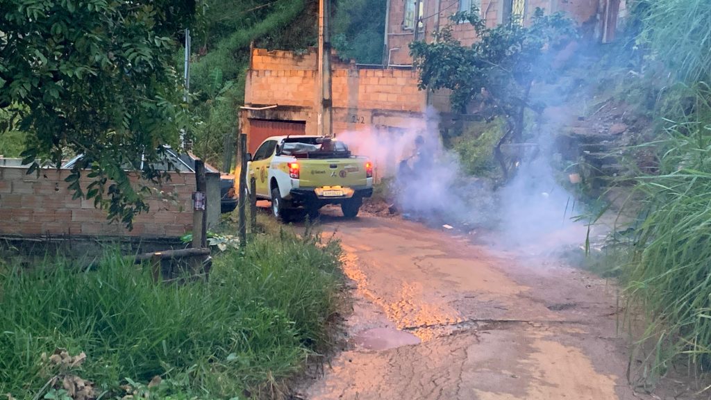 FUMACÊ: CARRO COMEÇA A RODAR NOS BAIRROS DE SABARÁ NA LUTA CONTRA A DENGUE E DEMAIS ARBOVIROSES