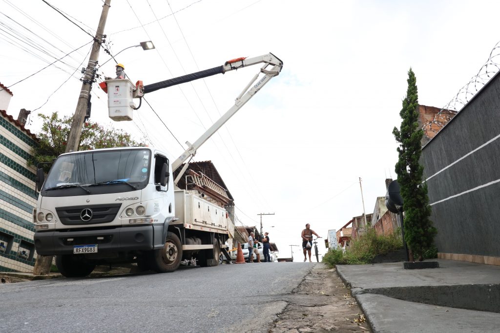 ILUMINAÇÃO PÚBLICA: PREFEITURA INICIA SERVIÇO DE TROCA DE LÂMPADAS COMUNS POR DE LED NO BAIRRO NOSSA SENHORA DE FÁTIMA
