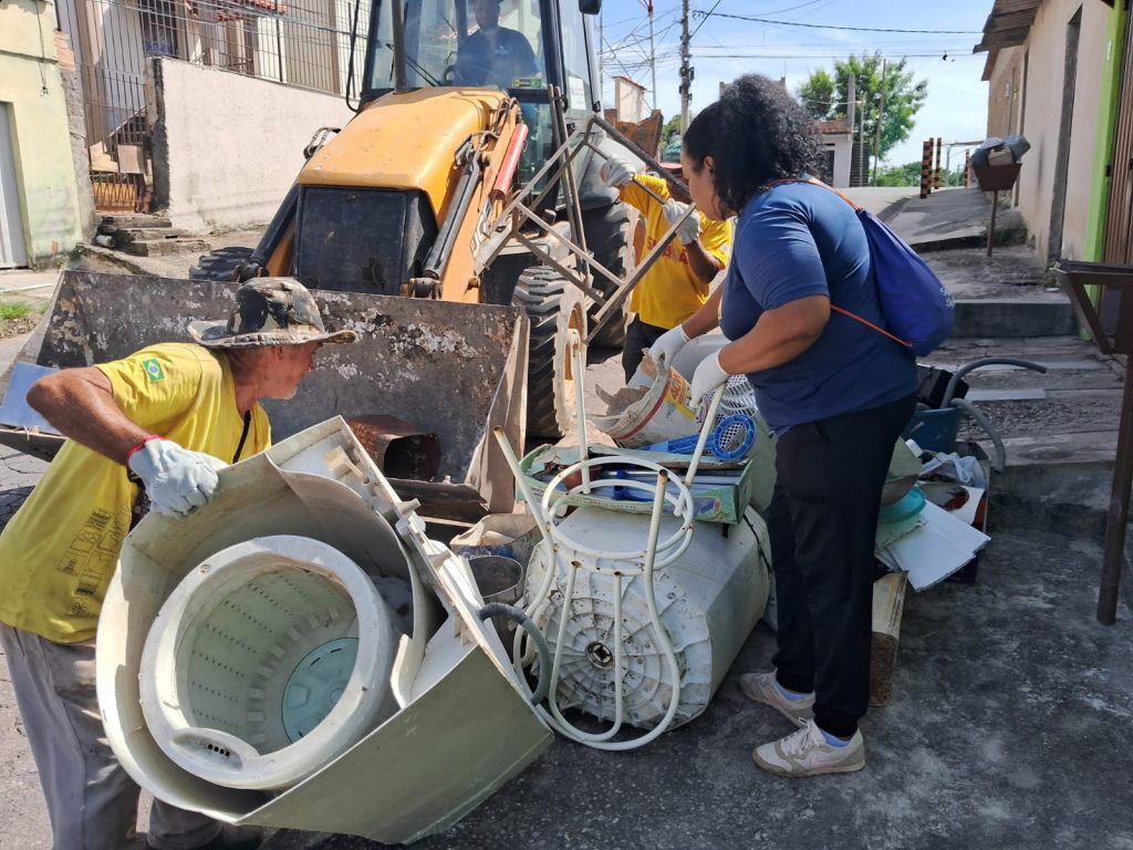 SAÚDE: NA LUTA CONTRA A DENGUE, PREFEITURA REALIZA MUTIRÃO DE COLETA DE MATERIAIS INSERVÍVEIS NA REGIONAL BORGES