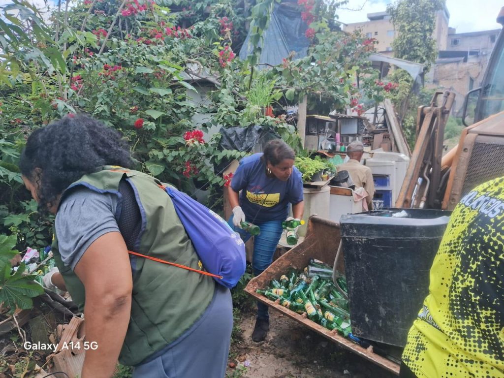 SAÚDE: MUTIRÃO DE COMBATE À DENGUE RECOLHE 20 TONELADAS DE INSERVÍVEIS NO BAIRRO ROSÁRIO I